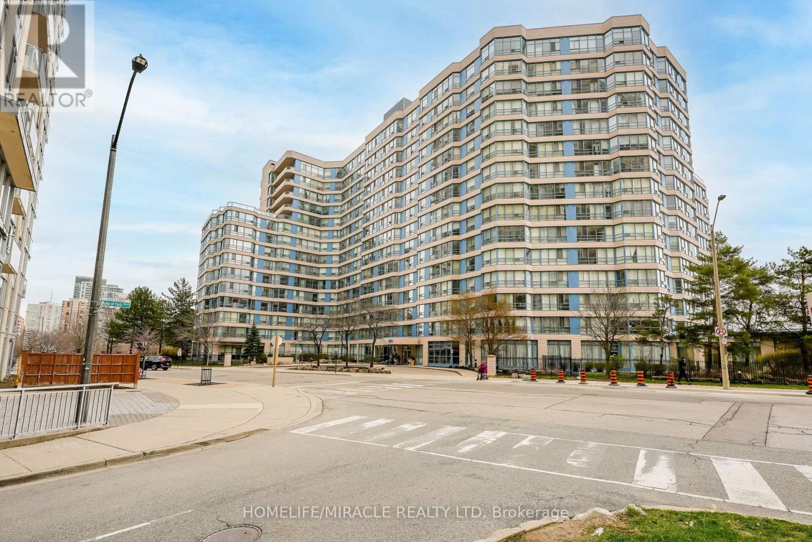 318 - 250 Webb Drive, Mississauga, Ontario  L5B 3Z4 - Photo 2 - W12657466