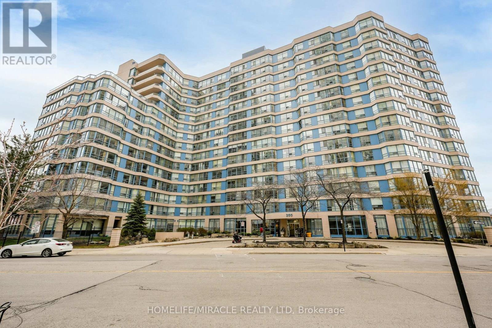 318 - 250 Webb Drive, Mississauga, Ontario  L5B 3Z4 - Photo 4 - W12657466