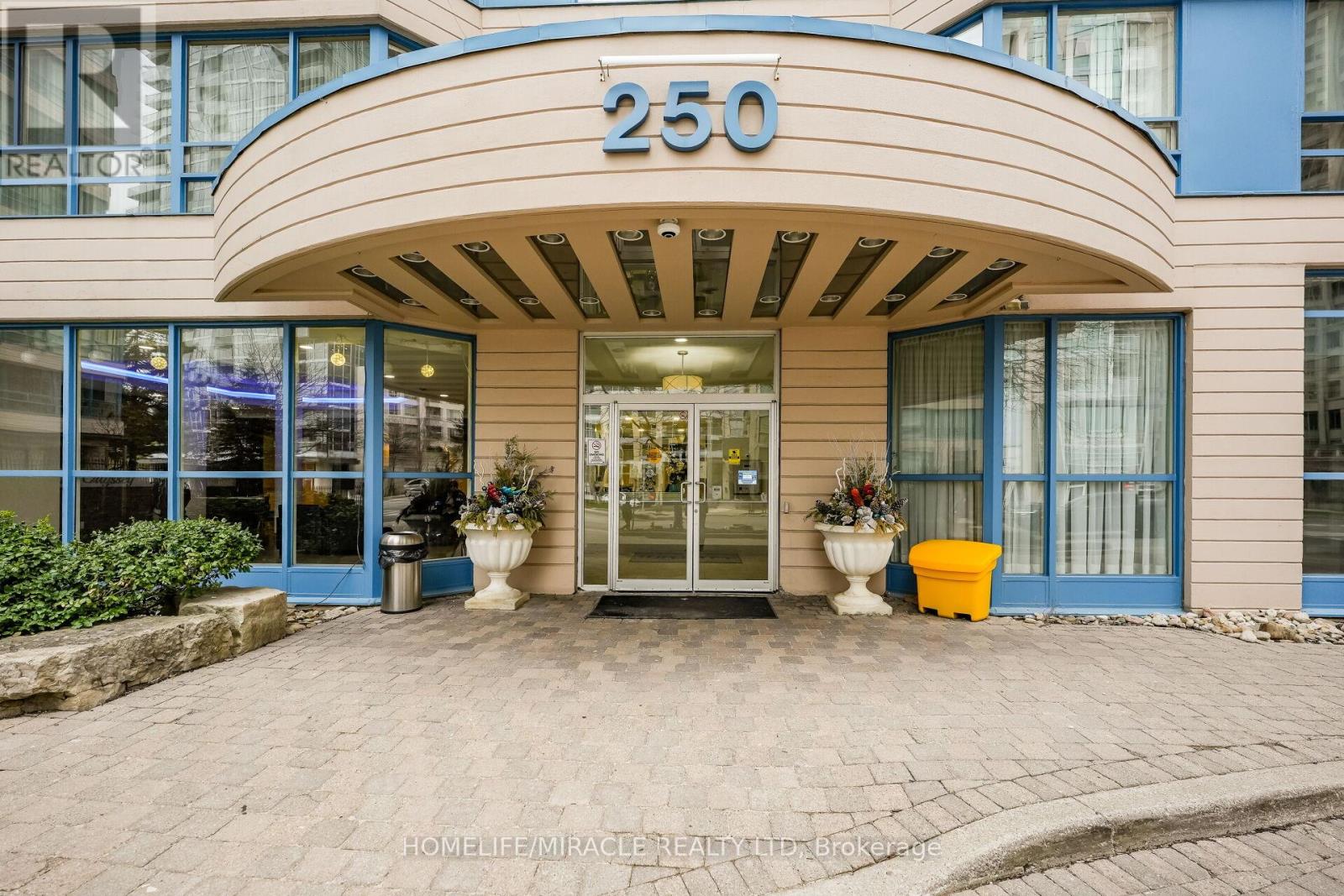 318 - 250 Webb Drive, Mississauga, Ontario  L5B 3Z4 - Photo 6 - W12657466
