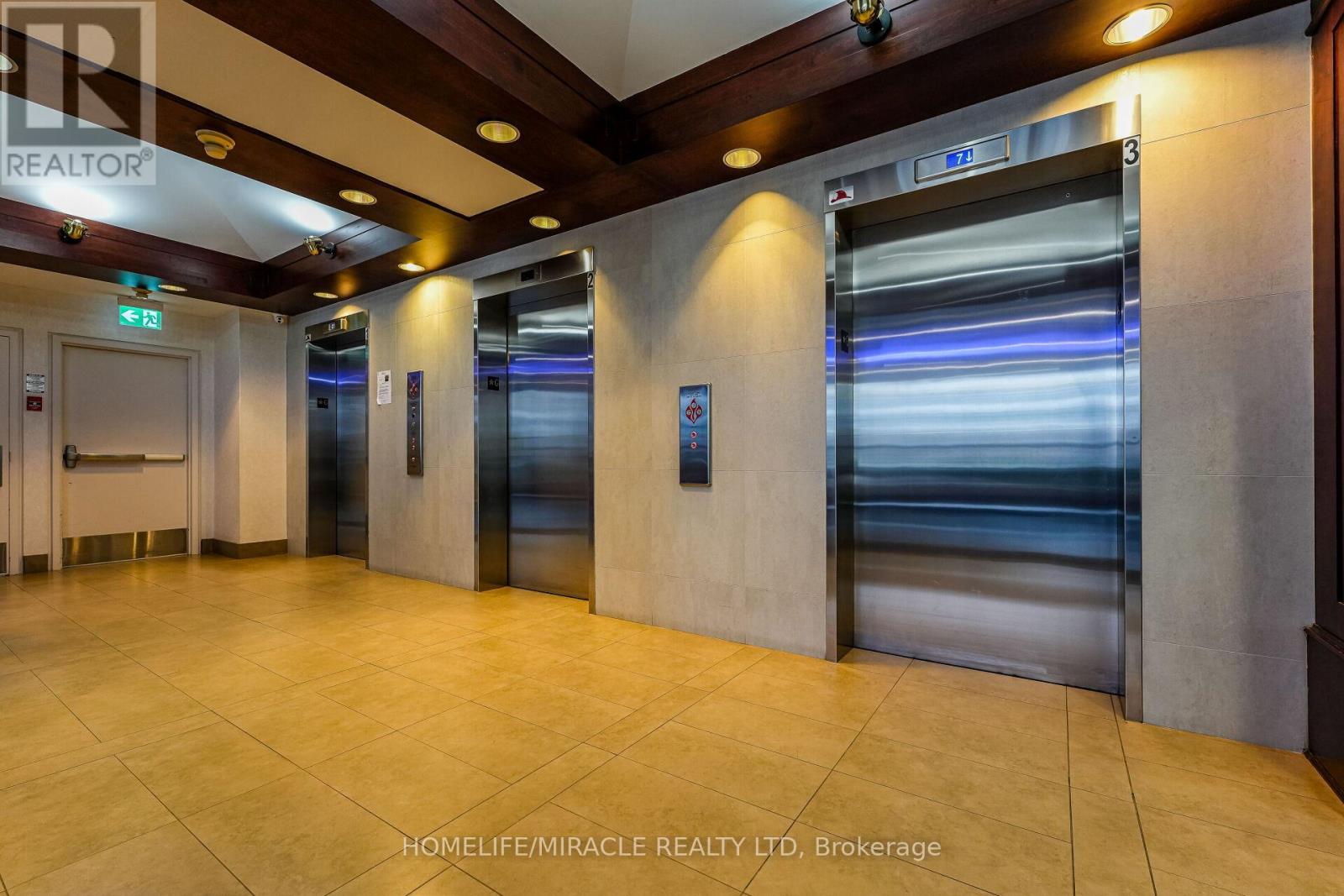 318 - 250 Webb Drive, Mississauga, Ontario  L5B 3Z4 - Photo 9 - W12657466