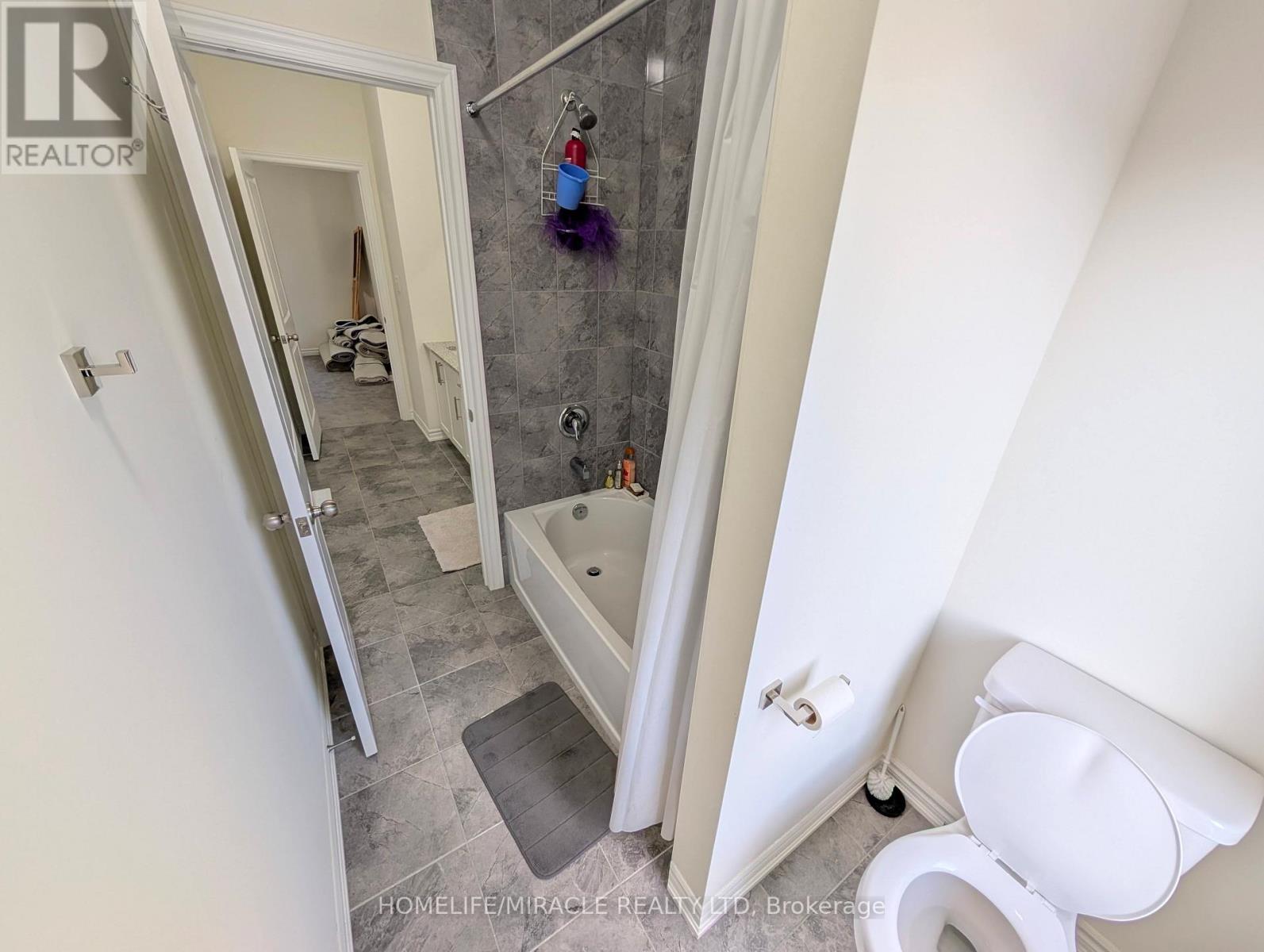 68 Arnold Circle, Brampton, Ontario  L7A 0B8 - Photo 11 - W12657532