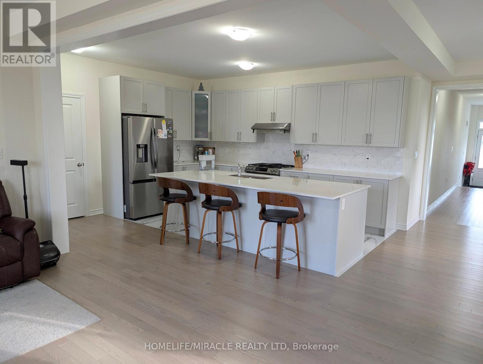 68 Arnold Circle, Brampton, Ontario  L7A 0B8 - Photo 3 - W12657532