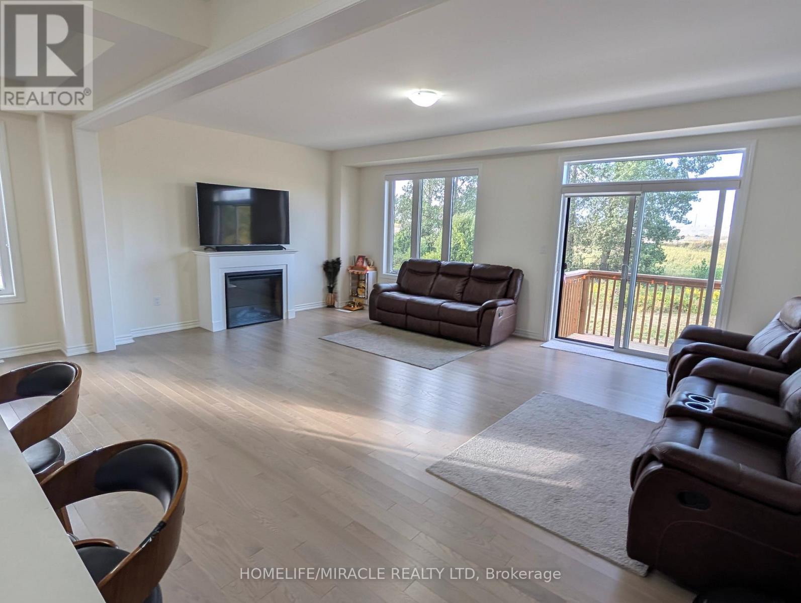 68 Arnold Circle, Brampton, Ontario  L7A 0B8 - Photo 4 - W12657532