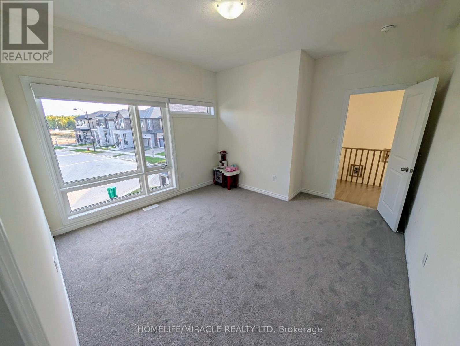 68 Arnold Circle, Brampton, Ontario  L7A 0B8 - Photo 7 - W12657532