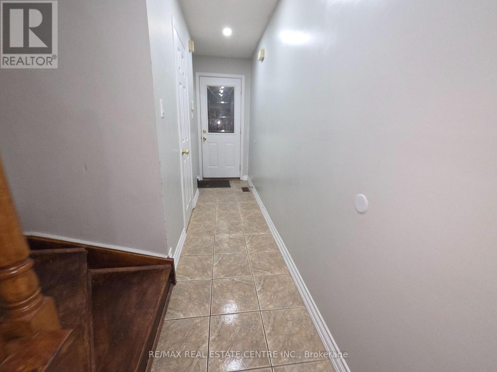 Upper - 3935 Stoneham Way, Mississauga, Ontario  L5N 6Y6 - Photo 14 - W12653916