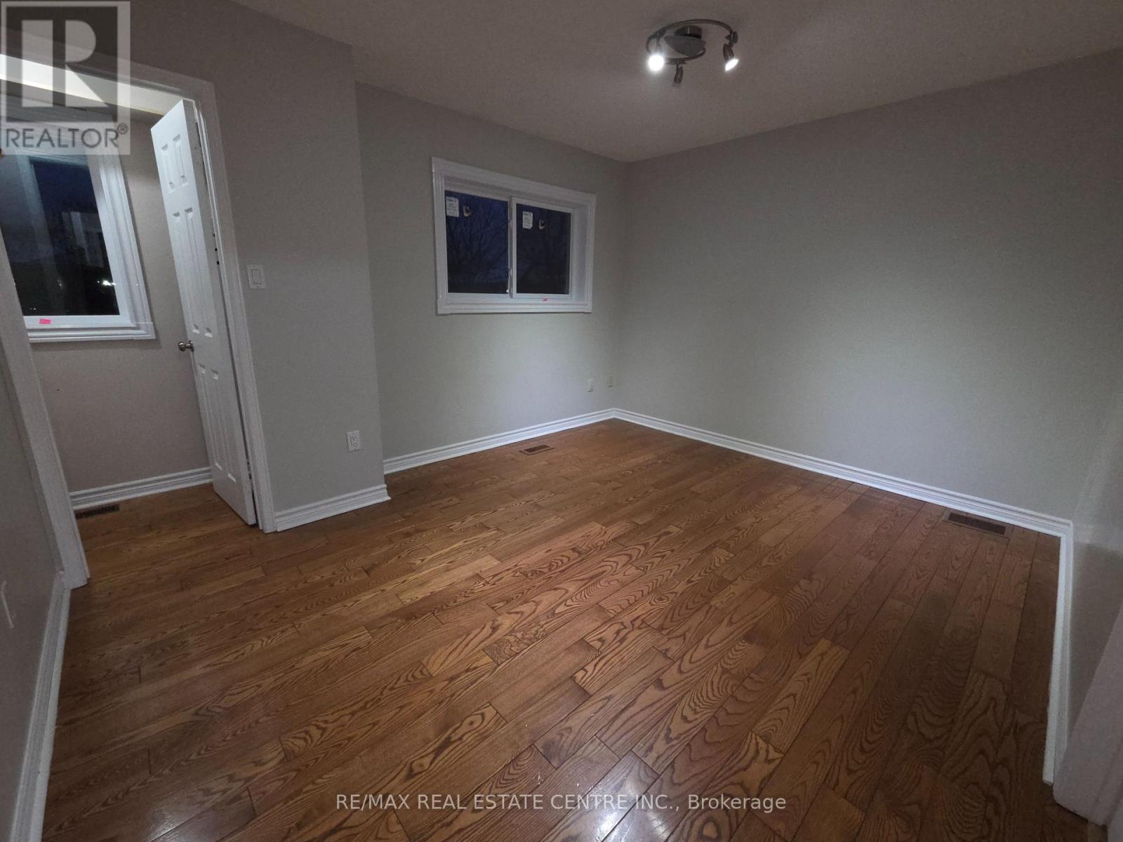 Upper - 3935 Stoneham Way, Mississauga, Ontario  L5N 6Y6 - Photo 4 - W12653916