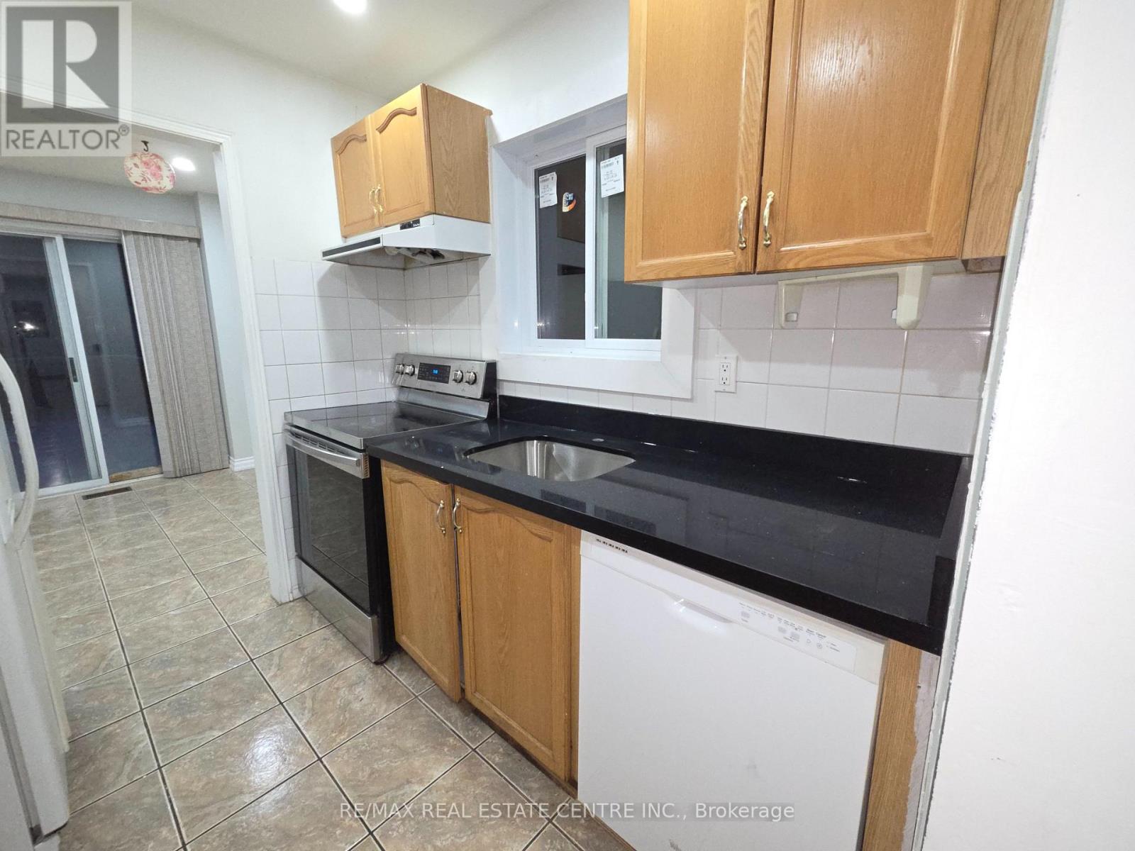 Upper - 3935 Stoneham Way, Mississauga, Ontario  L5N 6Y6 - Photo 8 - W12653916