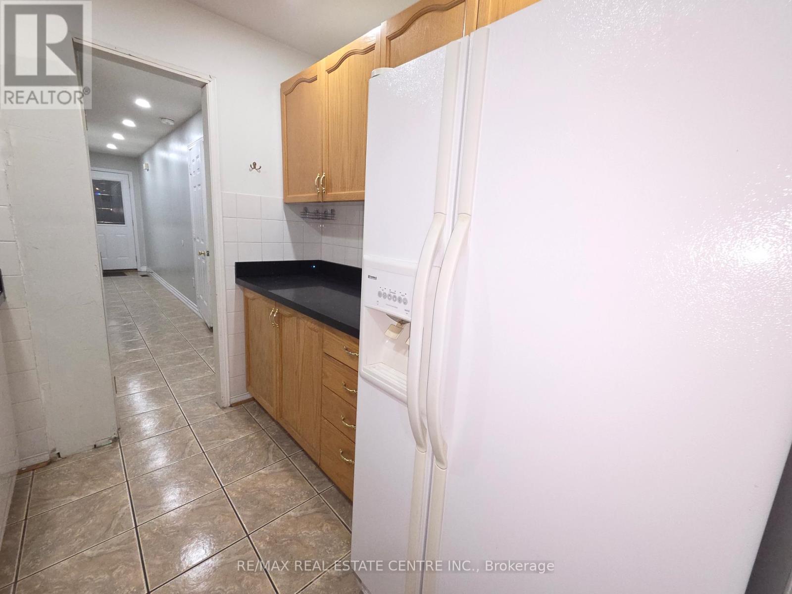 Upper - 3935 Stoneham Way, Mississauga, Ontario  L5N 6Y6 - Photo 9 - W12653916