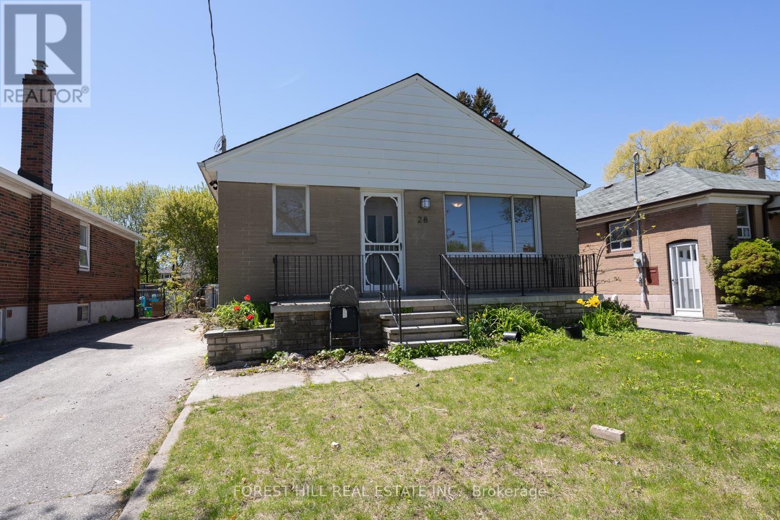 Main Flr - 28 Paula Boulevard, Toronto, Ontario  M8W 4B6 - Photo 2 - W12657354