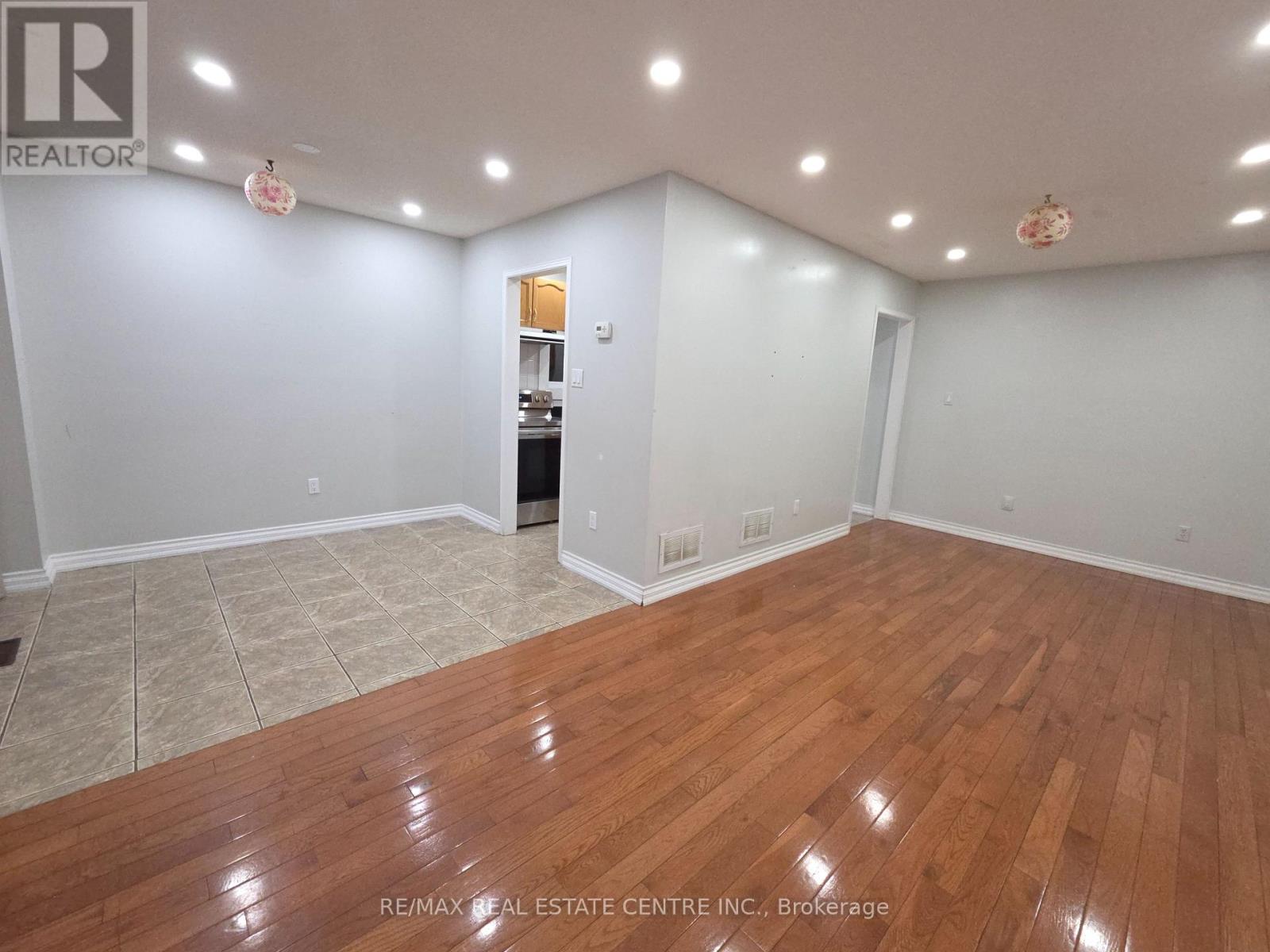 Upper - 3935 Stoneham Way, Mississauga, Ontario  L5N 6Y6 - Photo 11 - W12653916