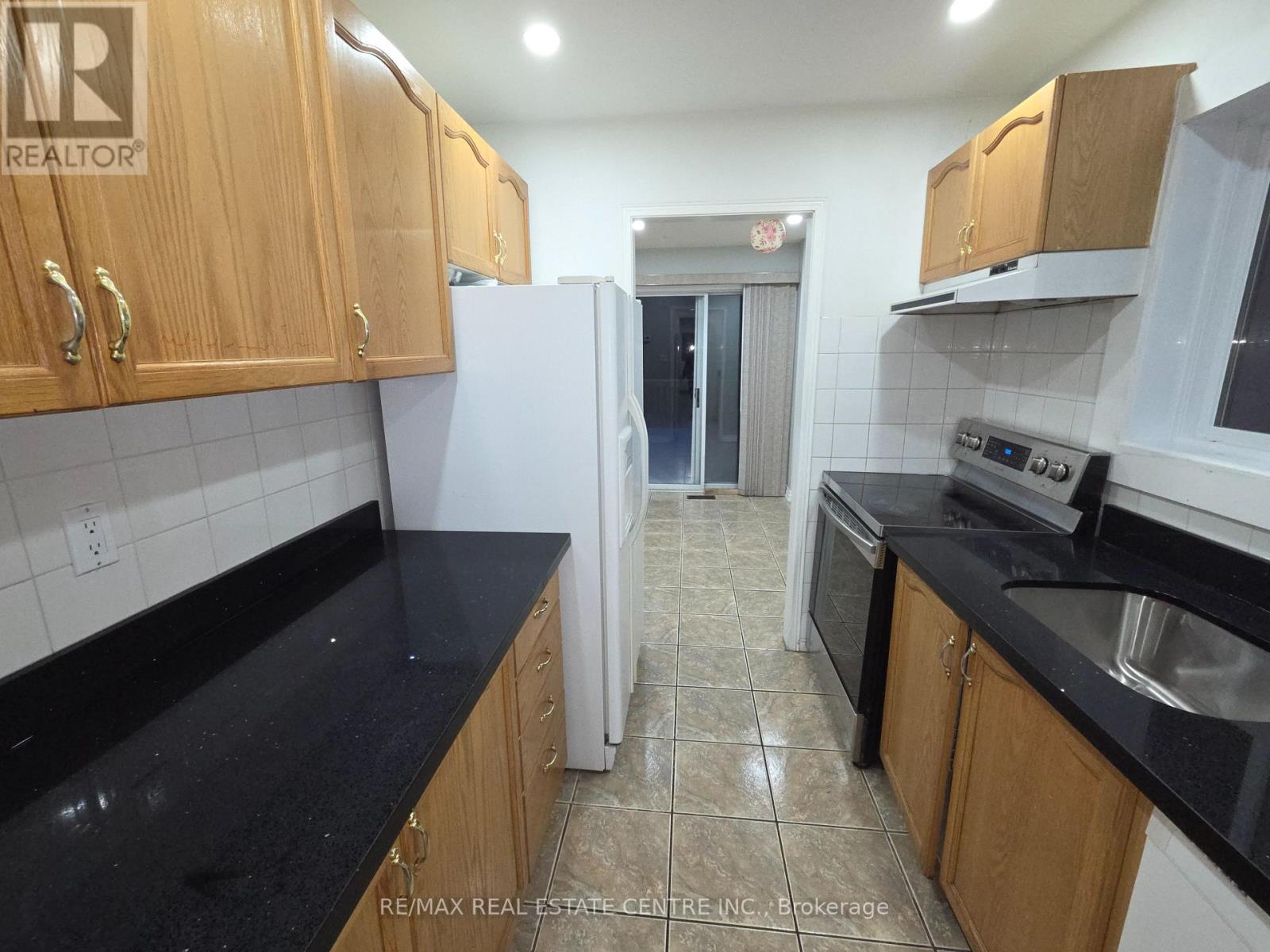 Upper - 3935 Stoneham Way, Mississauga, Ontario  L5N 6Y6 - Photo 13 - W12653916