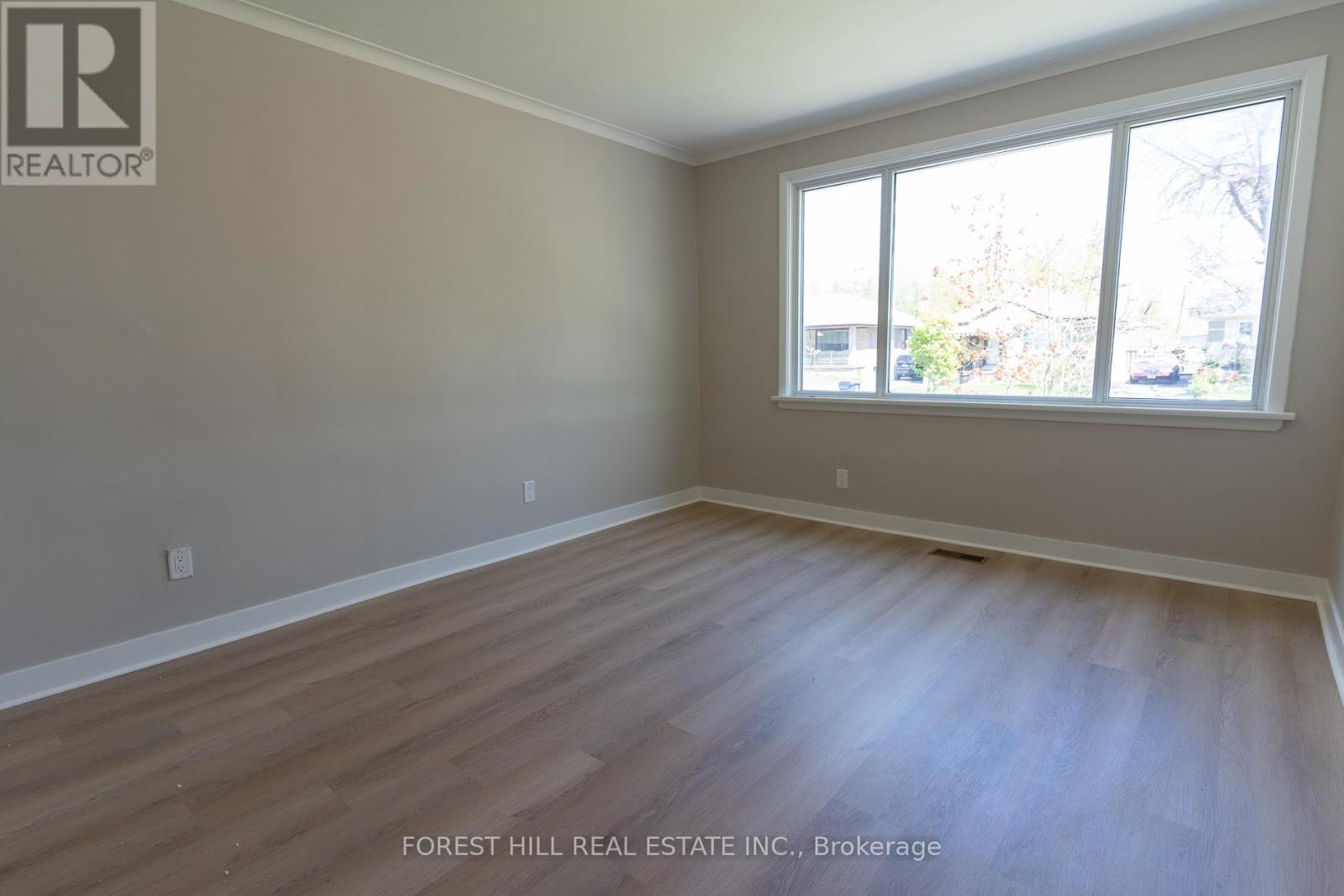 Main Flr - 28 Paula Boulevard, Toronto, Ontario  M8W 4B6 - Photo 3 - W12657354