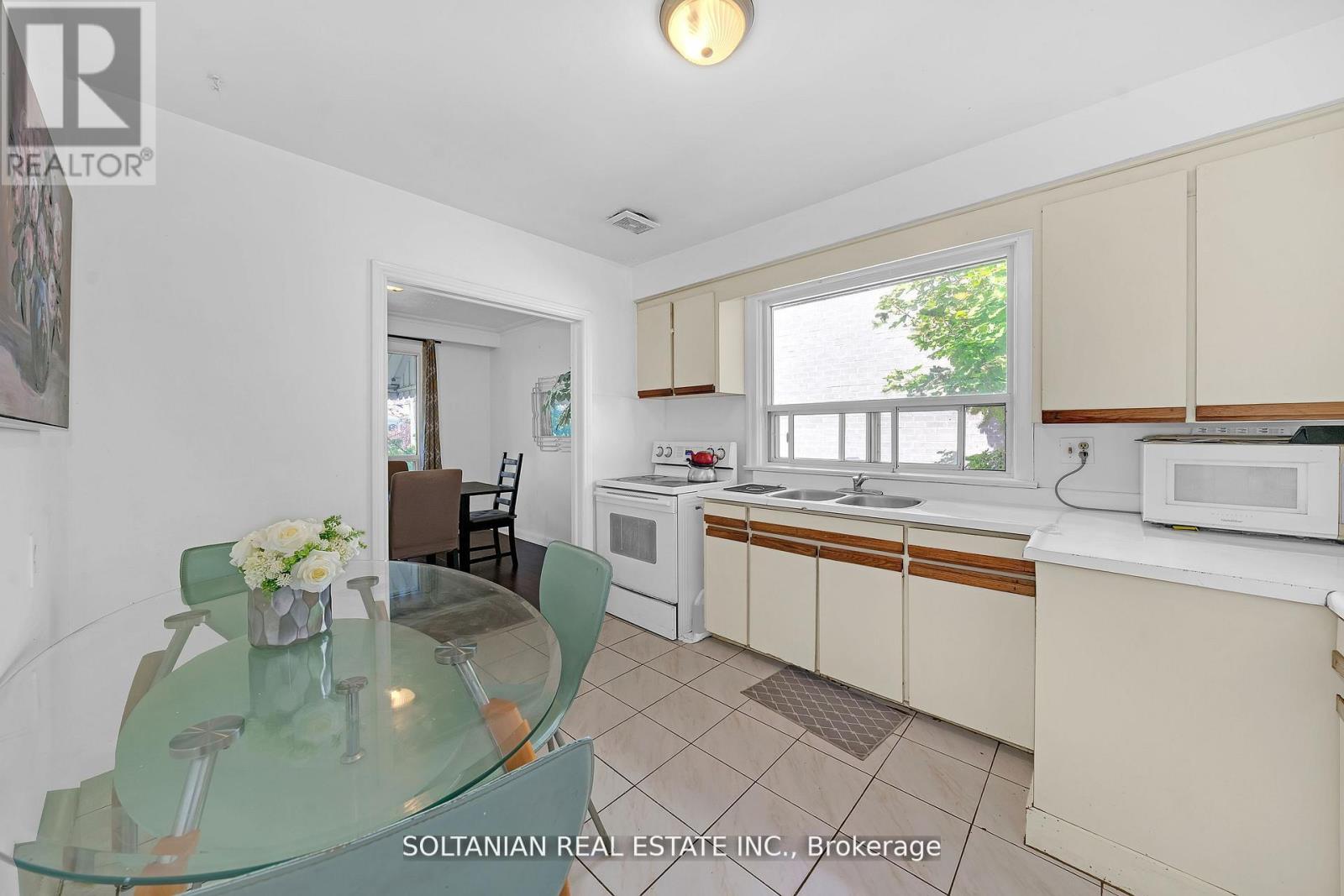 183 Maxome Avenue, Toronto, Ontario  M2M 3L1 - Photo 14 - C12657596