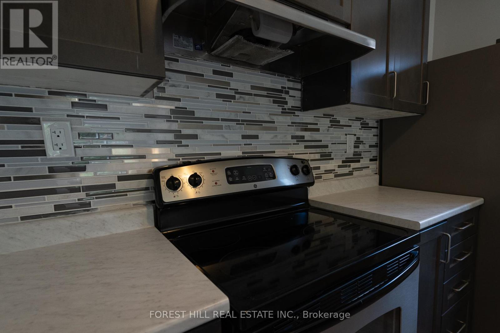 Main Flr - 28 Paula Boulevard, Toronto, Ontario  M8W 4B6 - Photo 19 - W12657354