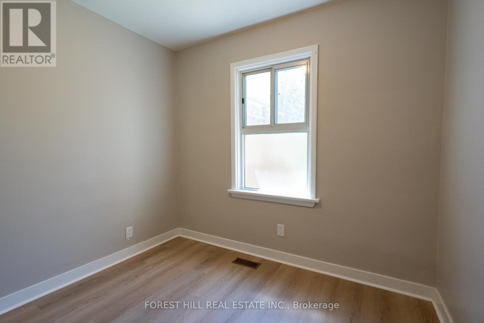 Main Flr - 28 Paula Boulevard, Toronto, Ontario  M8W 4B6 - Photo 6 - W12657354