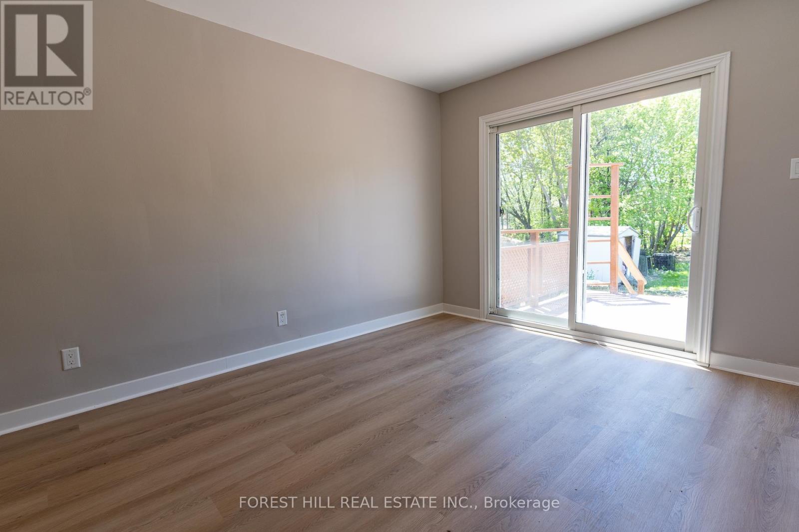 Main Flr - 28 Paula Boulevard, Toronto, Ontario  M8W 4B6 - Photo 9 - W12657354