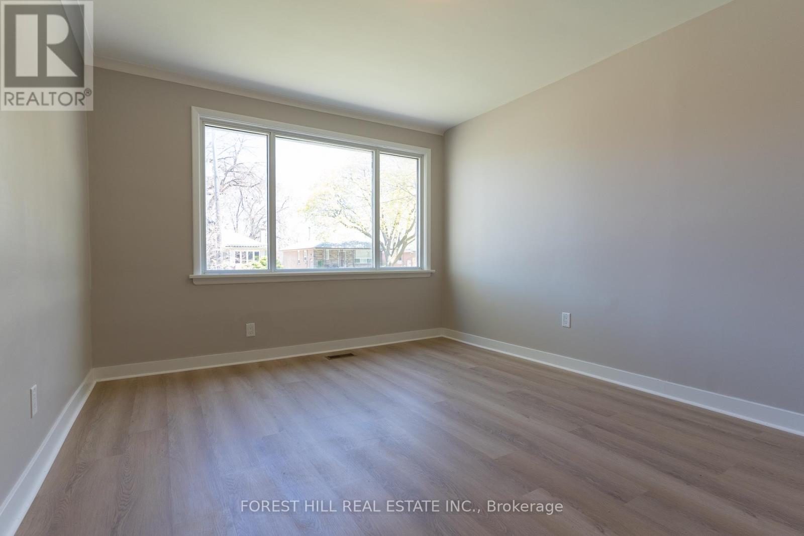 Main Flr - 28 Paula Boulevard, Toronto, Ontario  M8W 4B6 - Photo 8 - W12657354