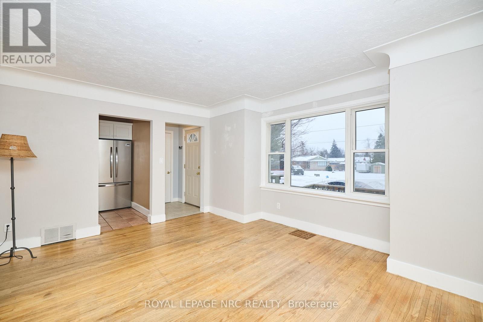 6151 Harvey Street, Niagara Falls, Ontario  L2J 2A9 - Photo 5 - X12657634