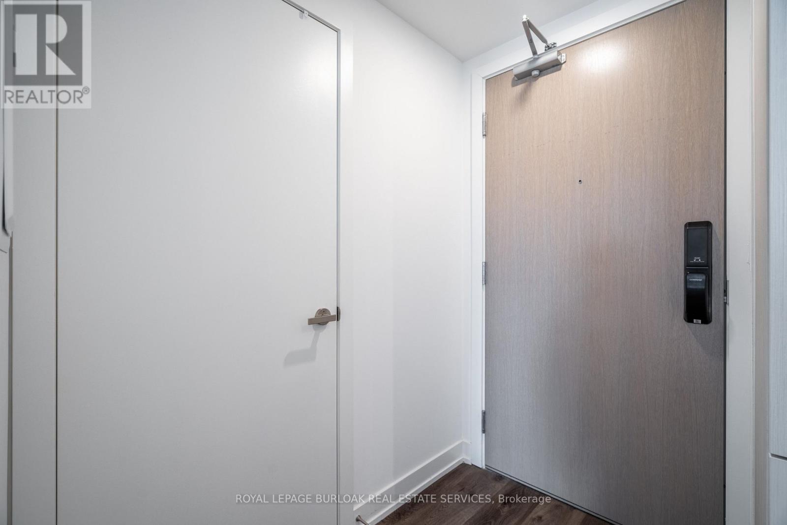 908 - 370 Martha Street, Burlington, Ontario  L7R 0G9 - Photo 3 - W12657674