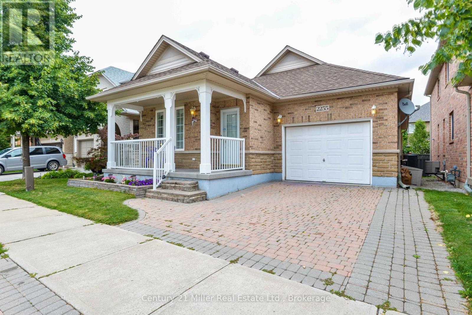 2255 Grouse Lane, Oakville, Ontario  L6M 3Z8 - Photo 4 - W12657714