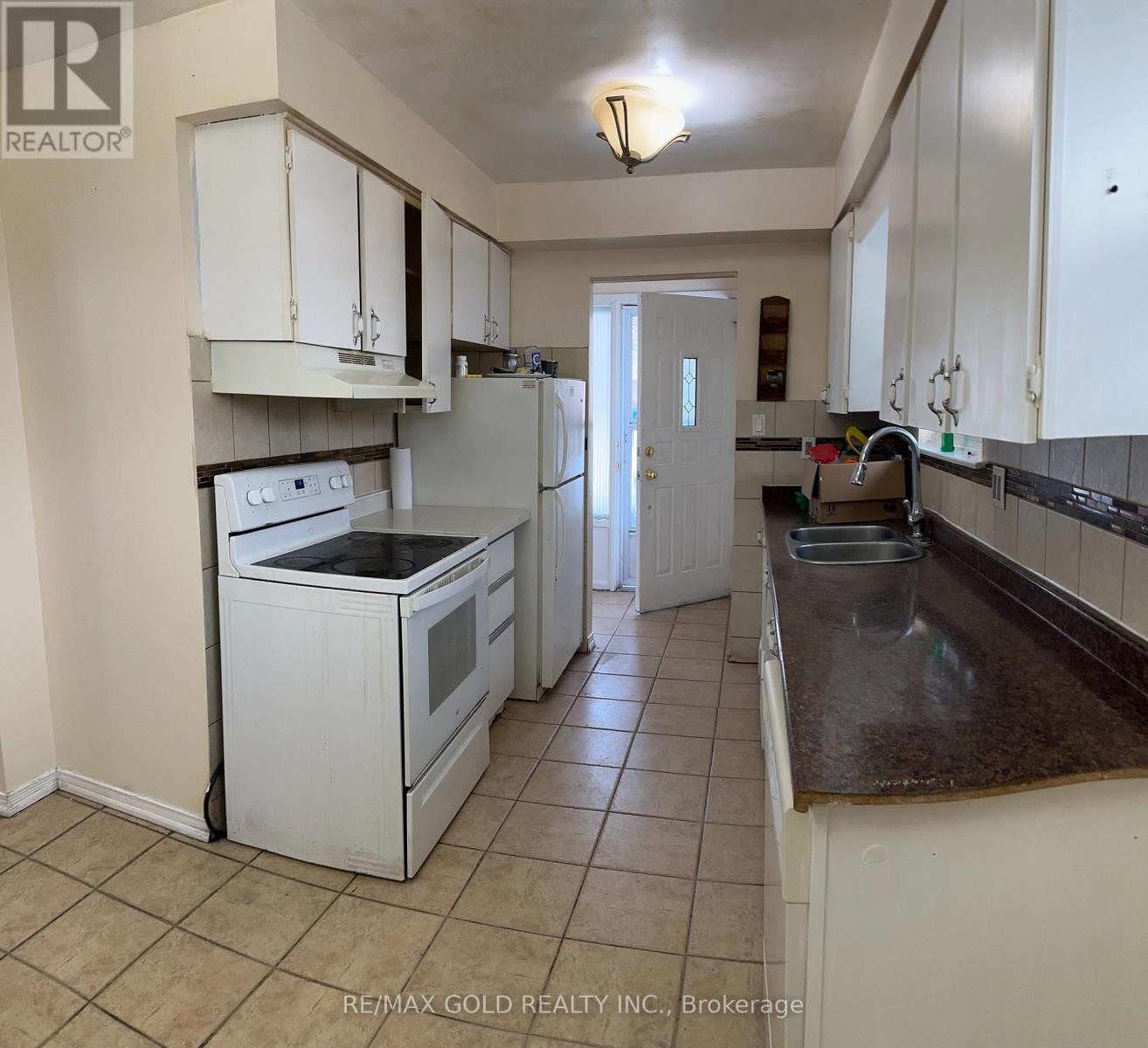 30 Greenwood Crescent E, Brampton, Ontario  L6S 1T3 - Photo 2 - W12482127