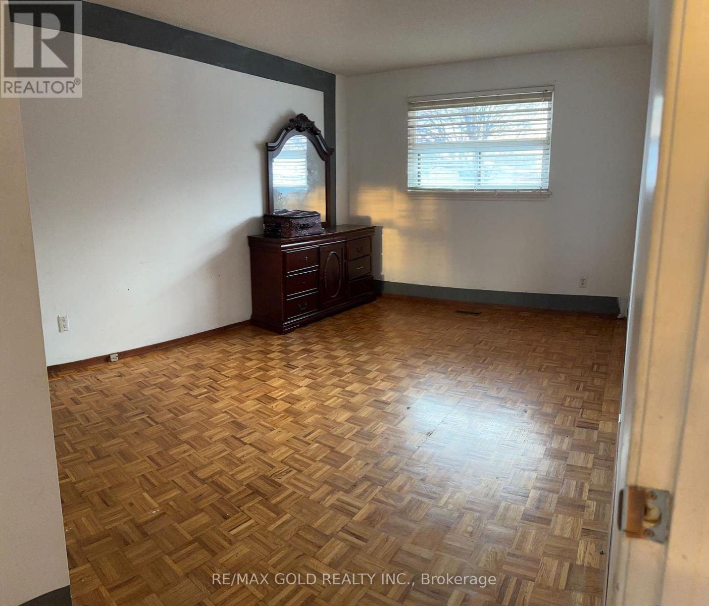 30 Greenwood Crescent E, Brampton, Ontario  L6S 1T3 - Photo 11 - W12482127