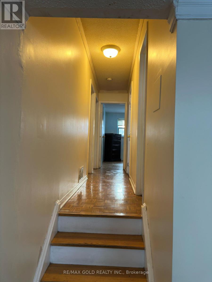 30 Greenwood Crescent E, Brampton, Ontario  L6S 1T3 - Photo 7 - W12482127