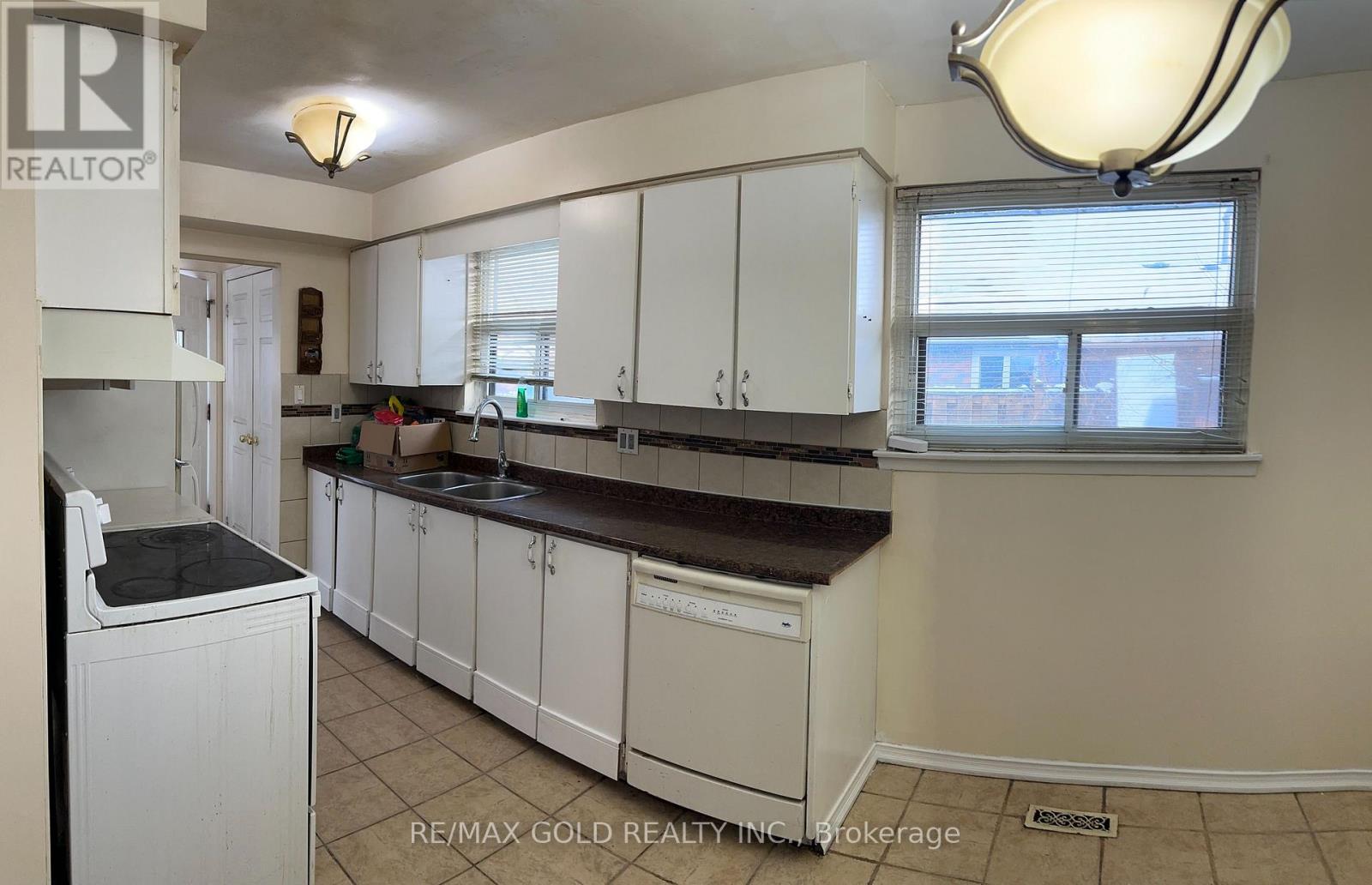 30 Greenwood Crescent E, Brampton, Ontario  L6S 1T3 - Photo 4 - W12482127