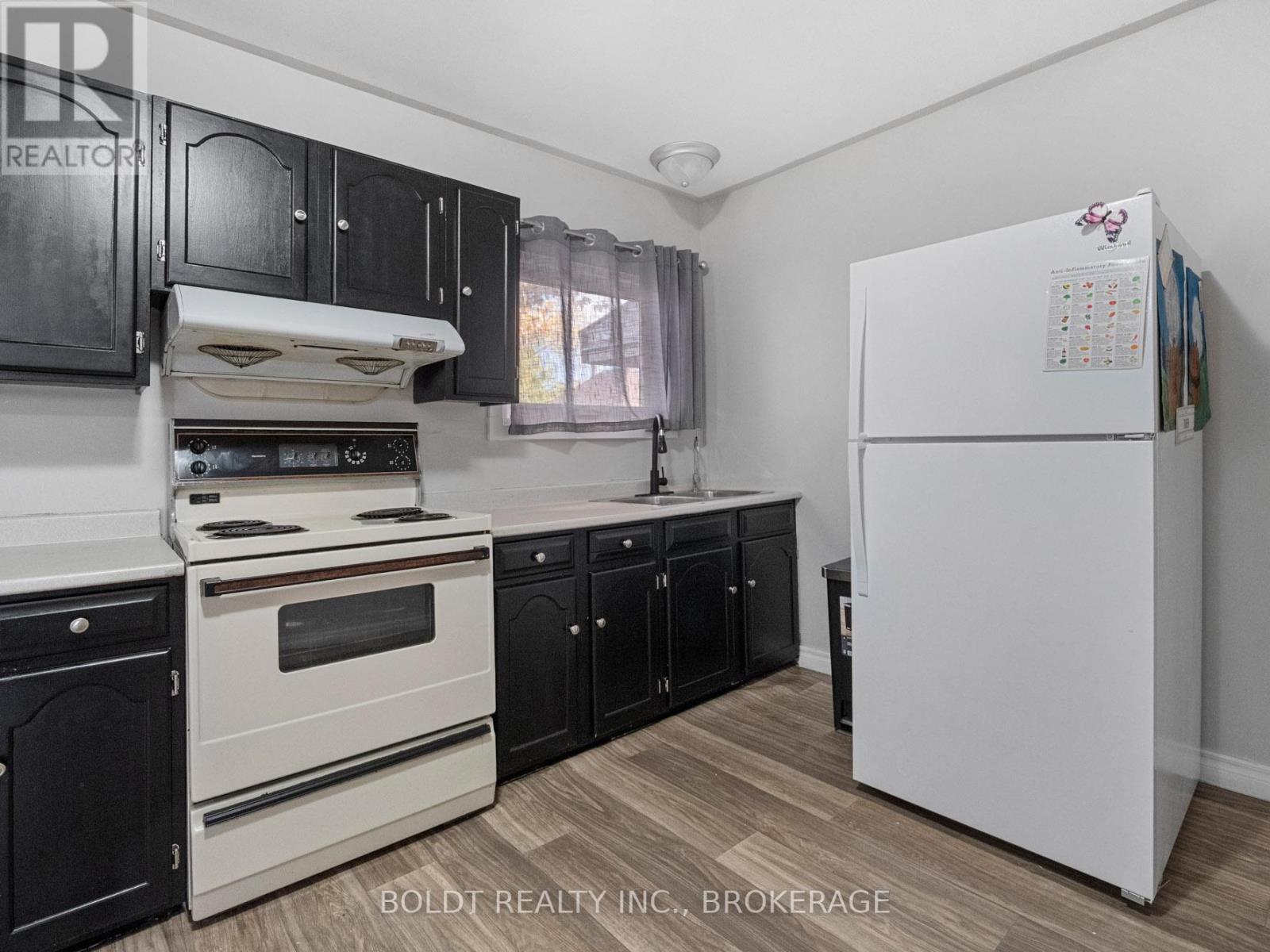 224 Oakdale Avenue, St. Catharines, Ontario  L2P 2K7 - Photo 10 - X12657710