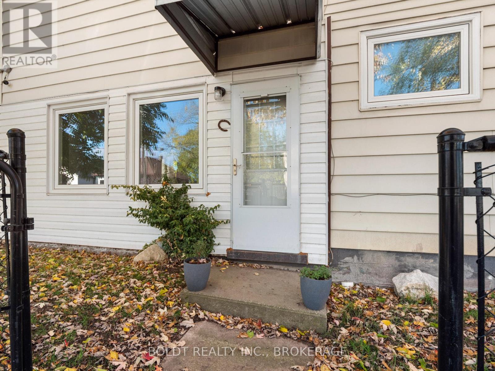 224 Oakdale Avenue, St. Catharines, Ontario  L2P 2K7 - Photo 2 - X12657710