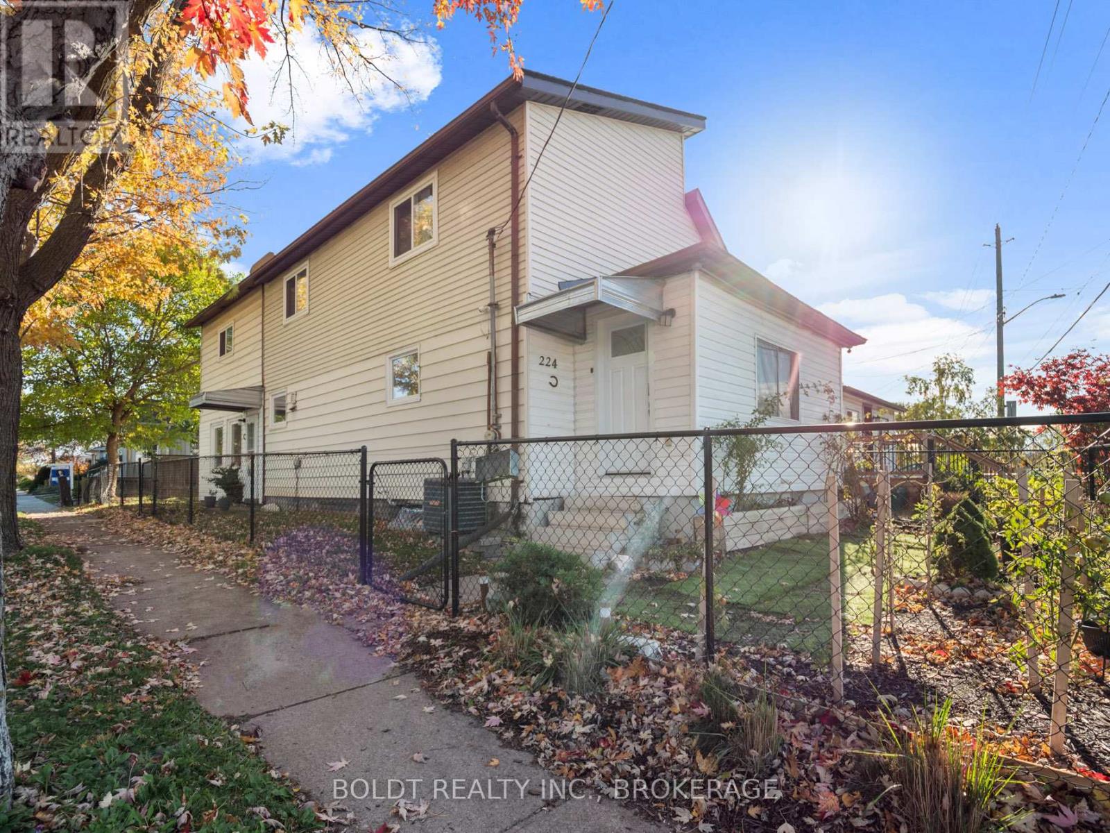 224 Oakdale Avenue, St. Catharines, Ontario  L2P 2K7 - Photo 3 - X12657710