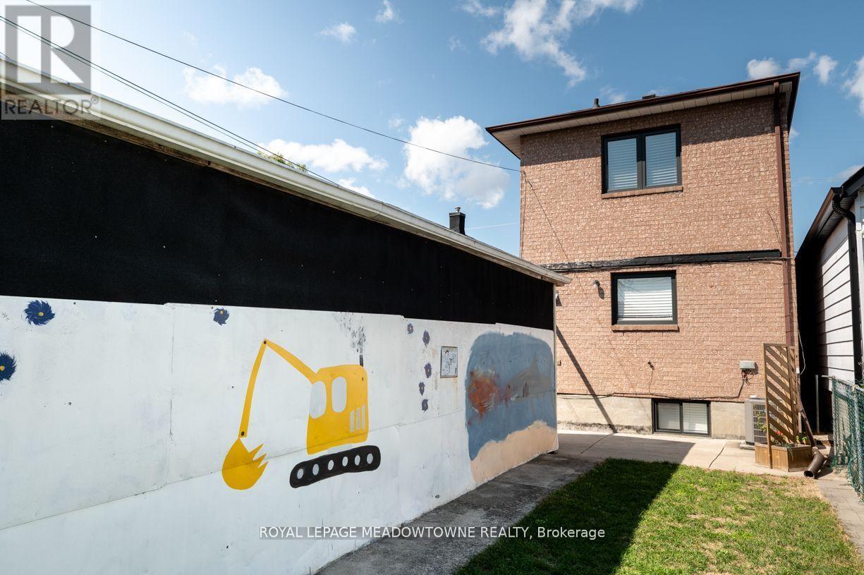 17 Kersdale Avenue, Toronto, Ontario  M6M 1C9 - Photo 35 - W12657720