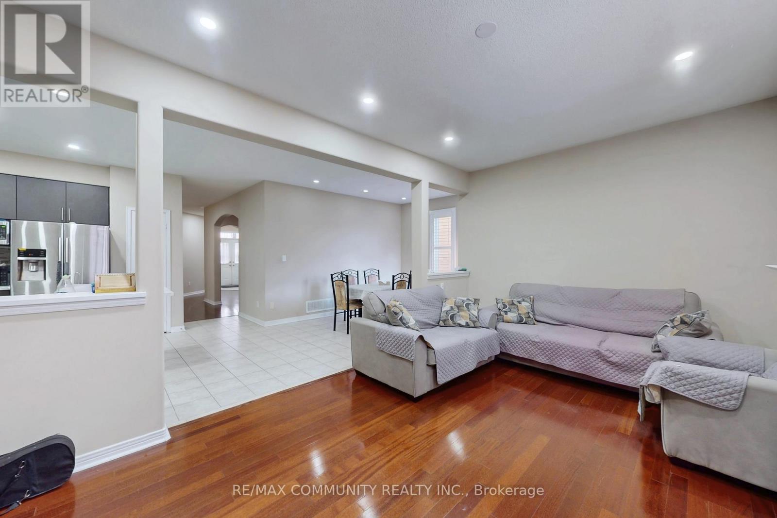 10 Oxfordshire Street, Markham, Ontario  L6C 2E1 - Photo 13 - N12657774