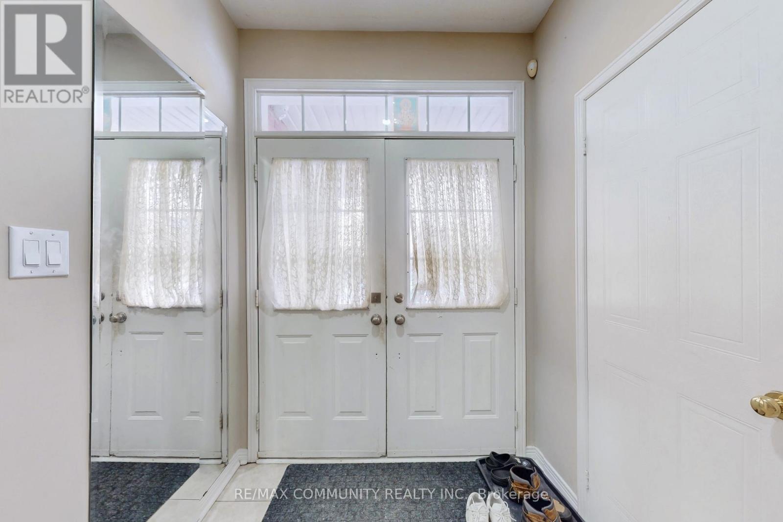 10 Oxfordshire Street, Markham, Ontario  L6C 2E1 - Photo 2 - N12657774