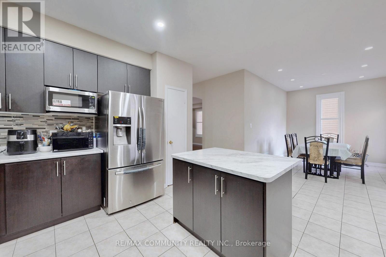 10 Oxfordshire Street, Markham, Ontario  L6C 2E1 - Photo 7 - N12657774