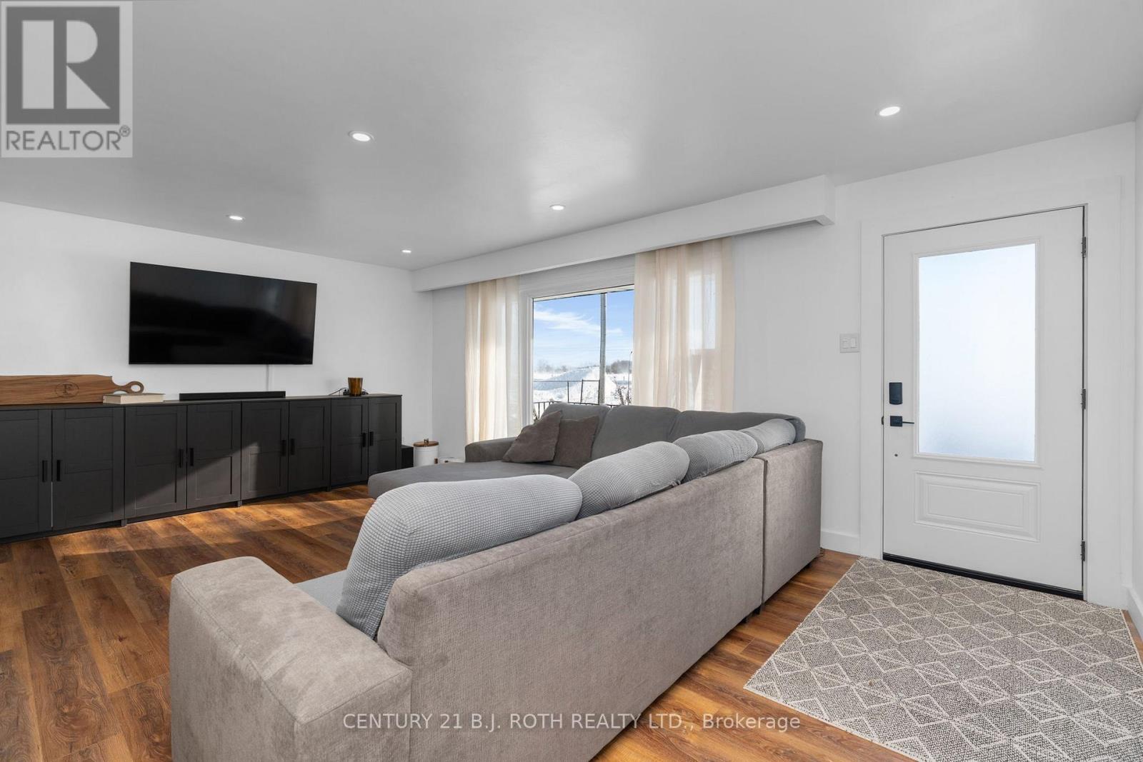 5812 County Rd 90, Springwater, Ontario  L0M 1T2 - Photo 4 - S12657728