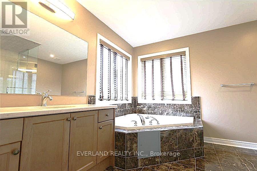 136 Mooney Street, Bradford West Gwillimbury (Bradford), Ontario  L3Z 0K8 - Photo 22 - N12657814