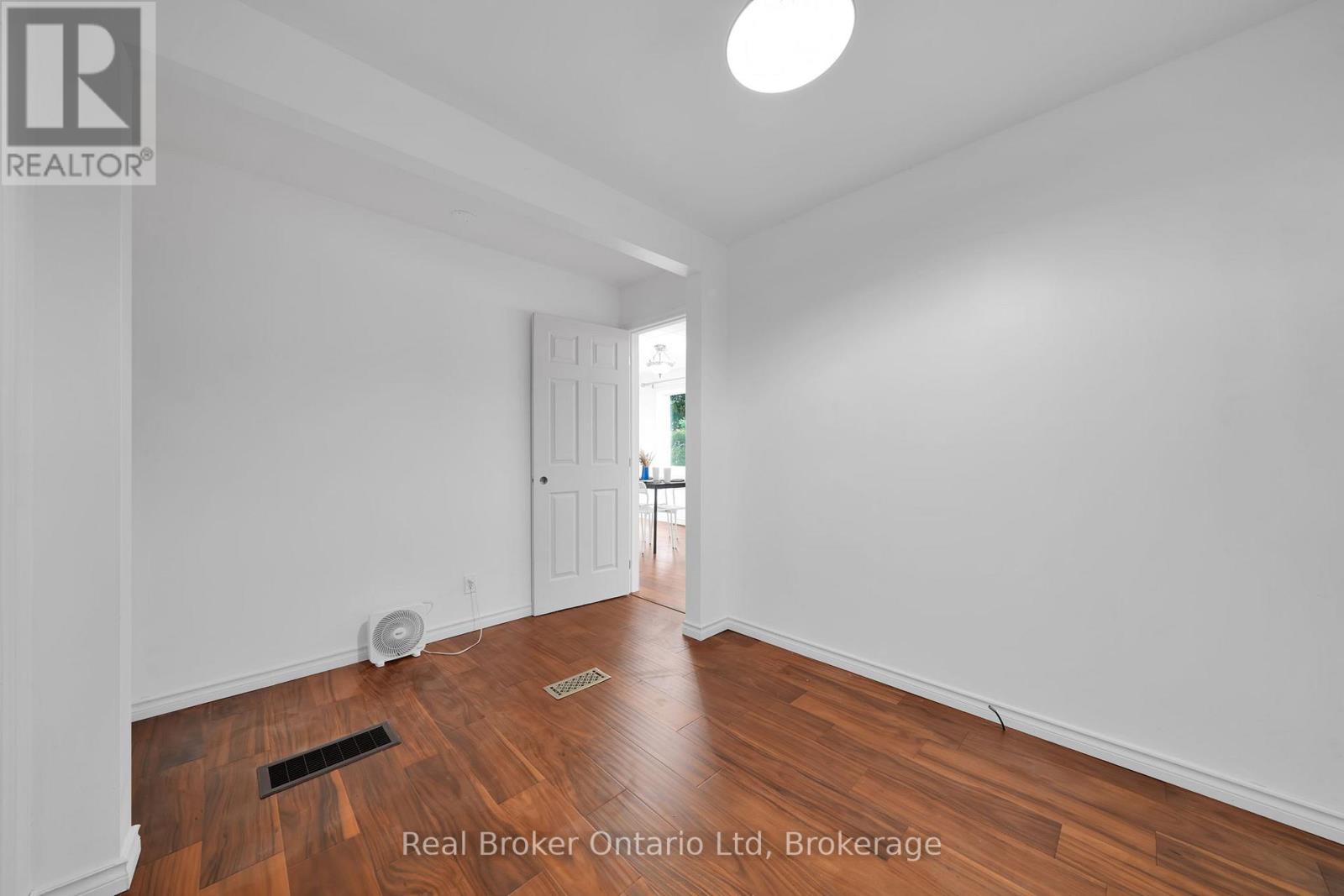 10 Leonard Avenue, Penetanguishene, Ontario  L9M 1C8 - Photo 19 - S12657840