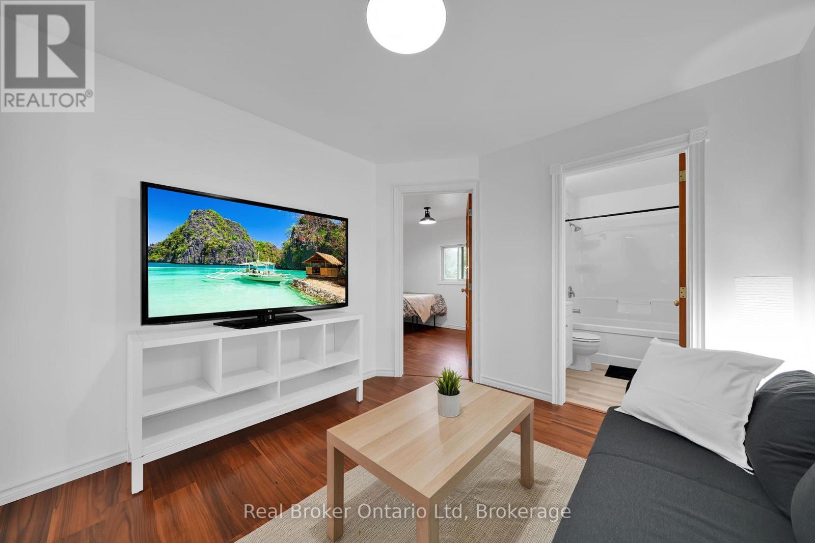 10 Leonard Avenue, Penetanguishene, Ontario  L9M 1C8 - Photo 7 - S12657840