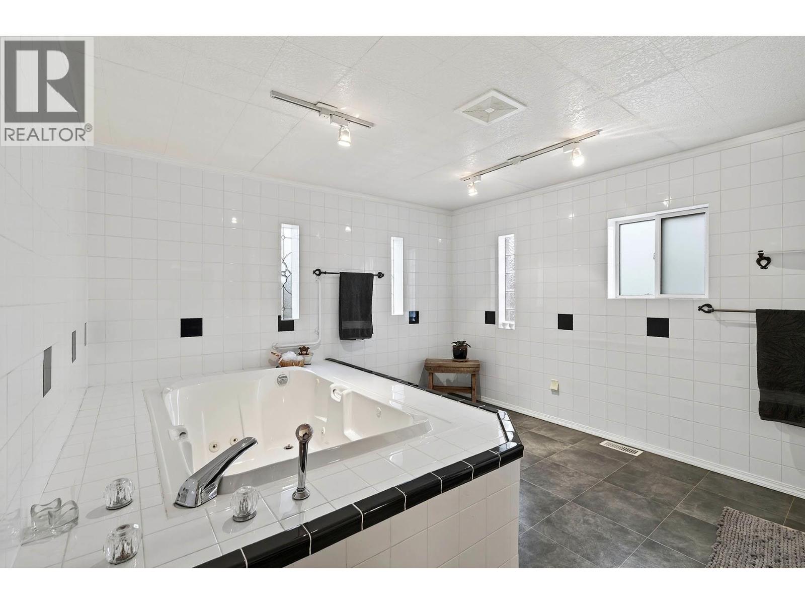 1528 LAVEAU Road Kamloops Photo 22