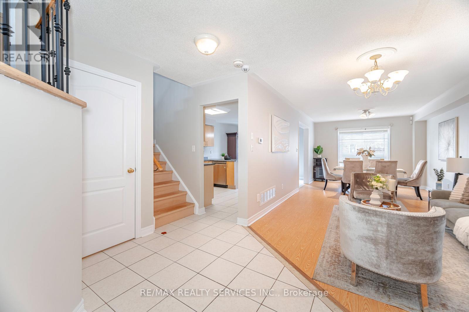 34 Bramoak Crescent, Brampton, Ontario  L7A 1T6 - Photo 5 - W12657830