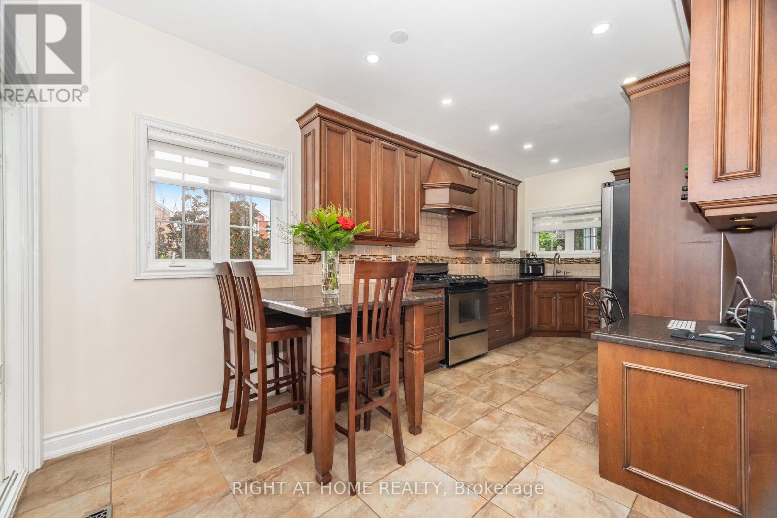 2 Melrose Gardens, Brampton, Ontario  L7A 1J7 - Photo 13 - W12657848