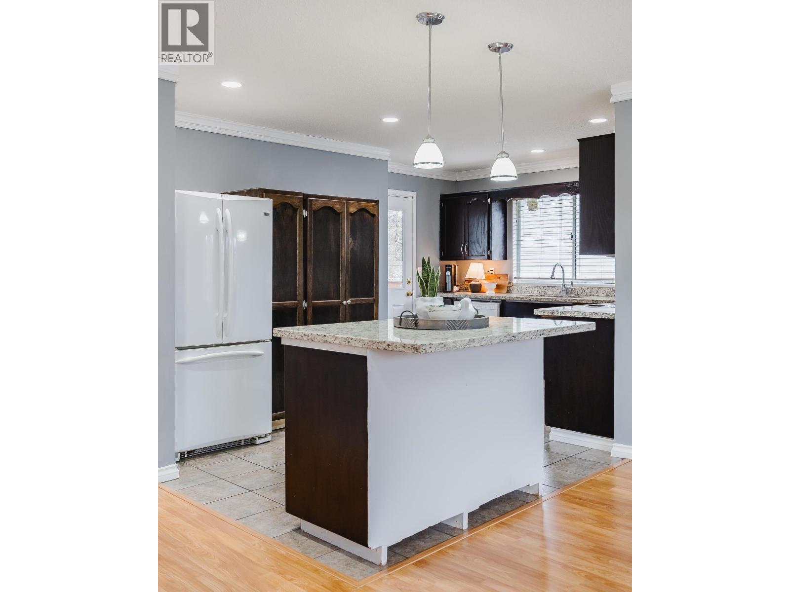 20492 Thorne Avenue, Maple Ridge, British Columbia V2X 8T8 - Photo 3 - R3075543