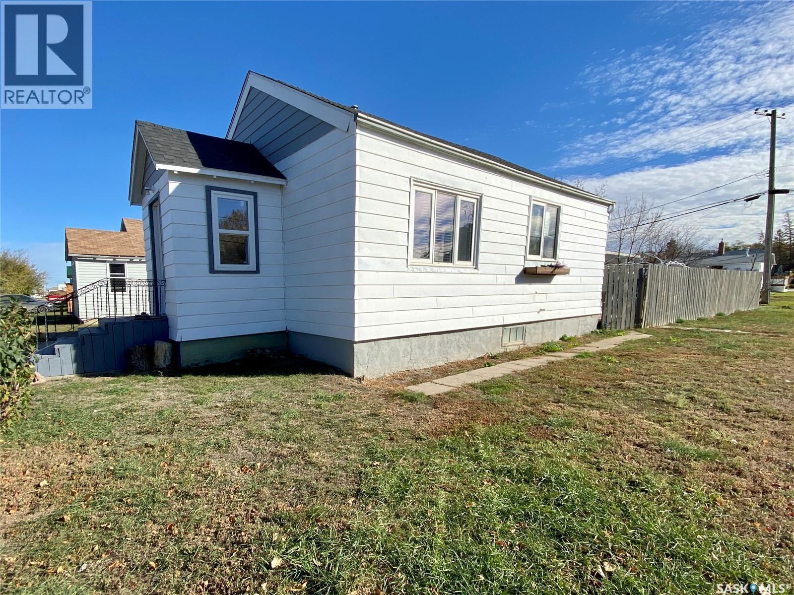 319 Railway Avenue, Outlook, Saskatchewan  S0L 2N0 - Photo 3 - SK026066