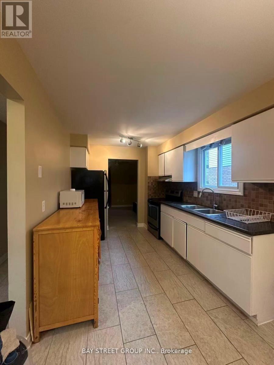 135 Walmer Garden, London North, Ontario  N6G 4H2 - Photo 2 - X12657918