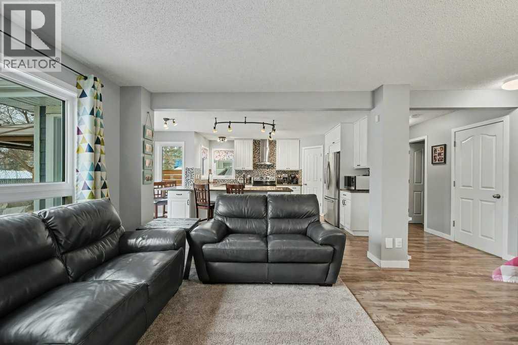 35 Somerglen Way Sw, Calgary, Alberta  T2Y 4B1 - Photo 6 - A2276664