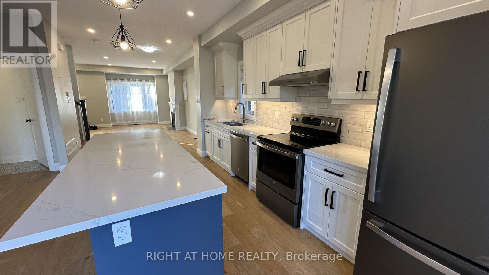 83 Third Street, Toronto, Ontario  M8V 2Y1 - Photo 12 - W12657922