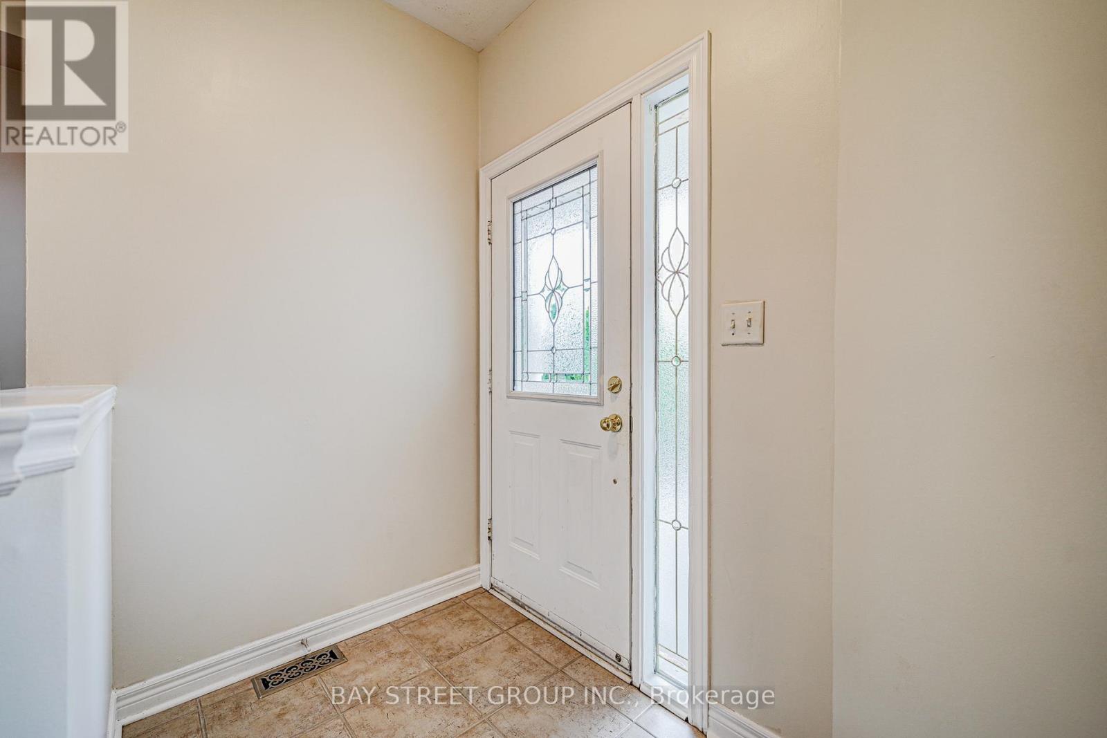 2470 Nichols Drive, Oakville, Ontario  L6H 6Y5 - Photo 4 - W12657936