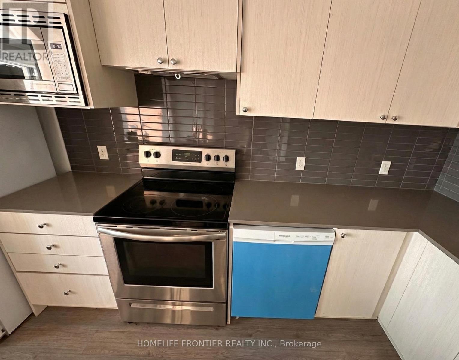 207 - 155 Downsview Park Boulevard, Toronto, Ontario  M3K 0E3 - Photo 4 - W12657510