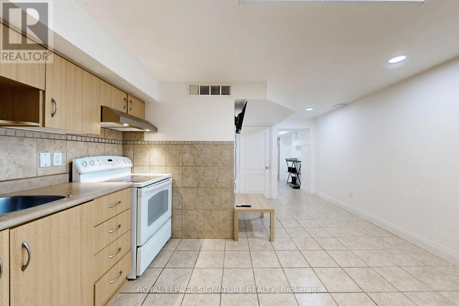 43 Alessia Circle, Toronto, Ontario  M6E 5A6 - Photo 10 - W12658092